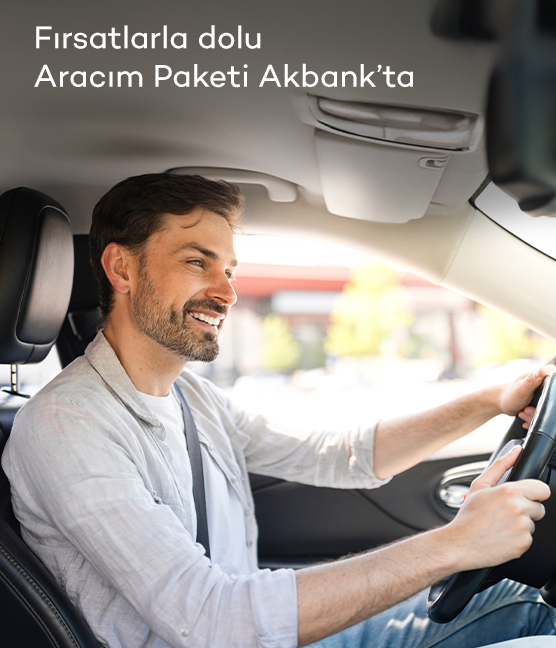 gülümseyerek araç kullanan bir erkek