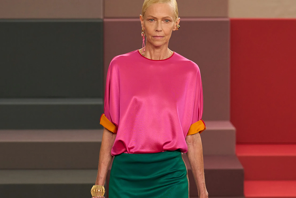 Pembe elbiseler gösteren bir defile görseli