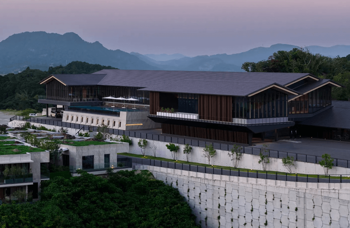 Ormanın İçinde Konumlanan Sinematik Bir Özel Kulüp